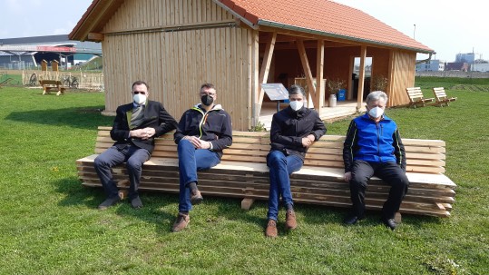 4 Personen auf Bank