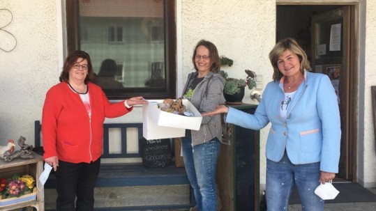Frau Mattis und Frau Wenig präsentieren zusammen mit Frau Halser die Frühstücksbox Frau Mattis und Frau Wenig präsentieren zusammen mit Frau Halser die Frühstücksbox