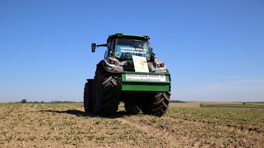 Essen aus Bayern-Traktor auf Rübenfeld