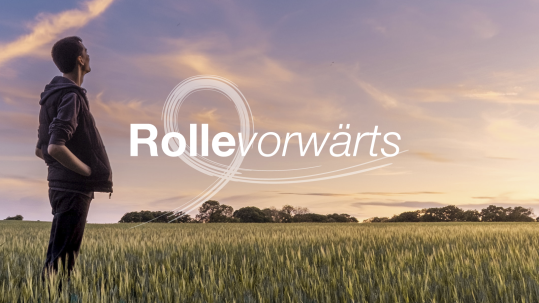 2021-06-18-bbv-zukunftsprojekt-rolle-vorwärts Mann schaut über Feld in den Himmel