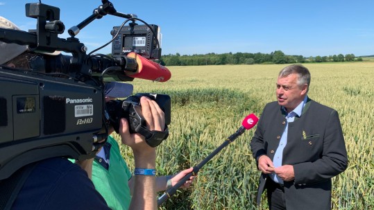 Bauernpräsident Heidl vor der Kamera.