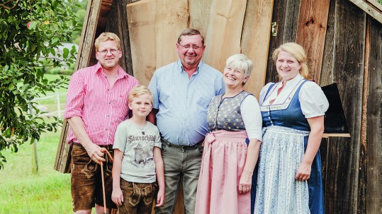 Familie Schreiner aus Falkenberg wird im Bereich Soziales Engagement ausgezeichnet.