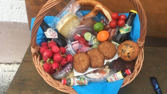 Picknickkorb mit vielen Schlemmereien Mit Liebe gefüllter Picknickkorb