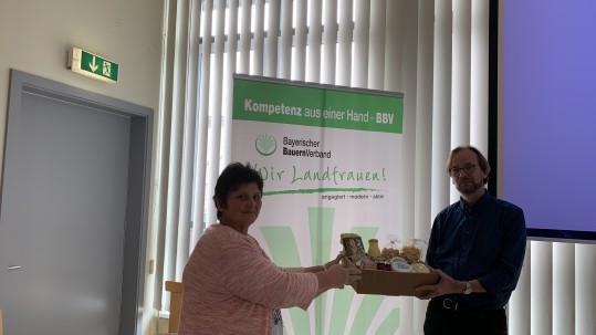 Geschenkübergabe an Norbert Heimbeck
