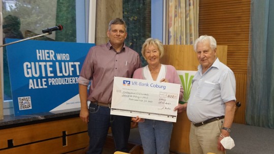 Arnfried Fischer bei der Spendenübergabe für die Flutopfer an Kreisbäuerin Heidi Bauersachs Spenden, Kreisbäuerin, Kreisobmann, Fischer