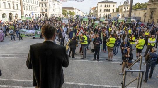 Demonstration "ausgebimmelt" Zahlreiche Demonstranten bei "ausgebimmelt"