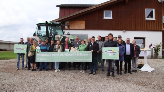 Gruppenbild Kreis- und Ortsvorstandschaft des BBV mit Gästen vor dem #EssenAusBayern-Traktor