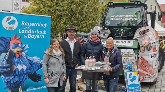 Die Vertreter von Mir Allgäuer und vom BBV mit dem Traktor auf dem Käsemarkt