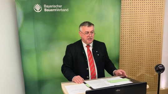 Bauernpräsident Walter Heidl spricht bei der digitalen Landesversammlung vor dem Laptop.