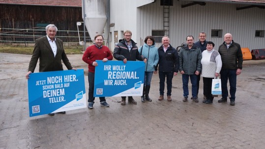 Teilnehmer im Hof bei Sturm in Triftlfing