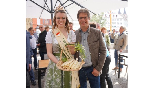 Spargelkönigin Christina Reinhart und Kreisobmann Mathias Klöffel