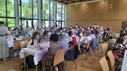 Maifeier der Landfrauen Blick in den Saal bei der Maifeier