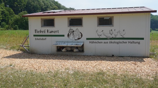 2022-06-20_Mobiler Hühner Maststall_Betrieb Kunert 2022-06-20_Mobiler Hühner Maststall_Betrieb Kunert
