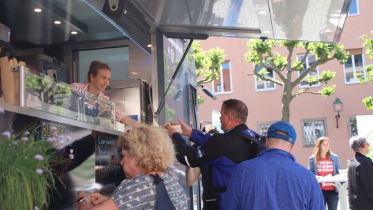 Foodtruck2 Zahlreiche Passanten tummeln sich vor dem Foodtruck