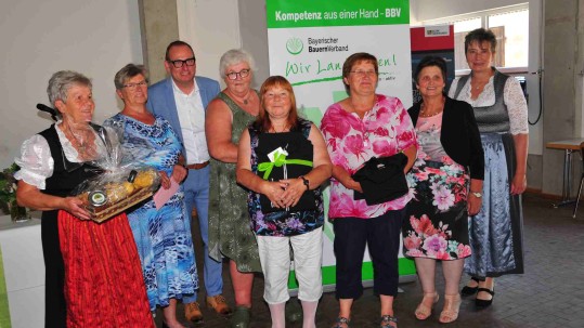 Gruppenbild Gewinnerinnen Tombola mit Volker Heißmann