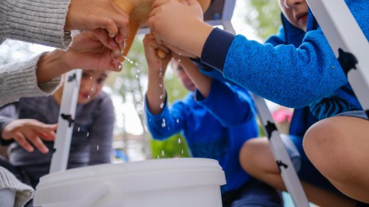 Sommerfest Kinder beim Gummi-Euter-Wettmelken