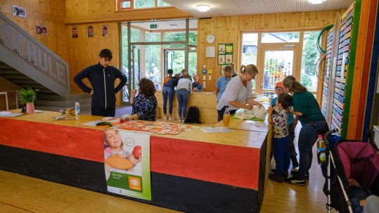 Sommerfest zur Projektwoche "Schule fürs Leben" Ein Schautisch mit vielen interessanten Informationen