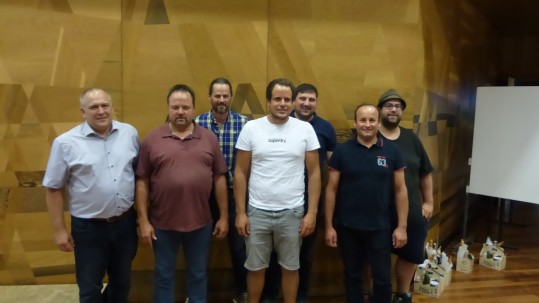 vlnr. Kreisobmann Andreas Schmid, Kreisvorstandmitglied Reinhold Rauscher, stellv. Kreisobmann Thomas Waldmann, Kreisvorstandsmitglieder Franz-Josef Stadler, Michael Haußer, Martin Kaufmann und Martin Heim Kreisvorstandschaft OAL Männer