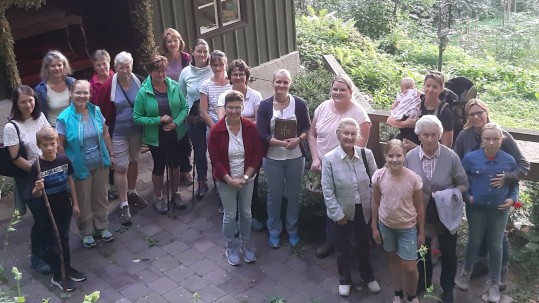 Wildenwarter Landfrauen an der Abendmahlkapelle