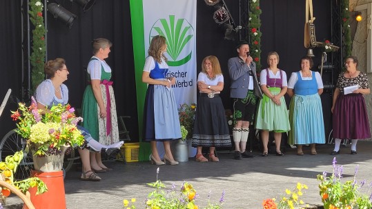 Grußwortrunde Frauen im Park