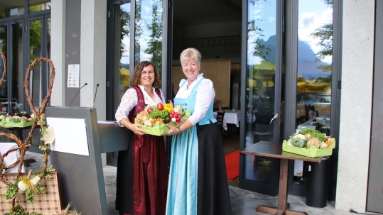 Die Chorbeauftragte Annett Jung überreicht MdL Angelika Schorer eine Gemüsekiste als Gastgeschenk.