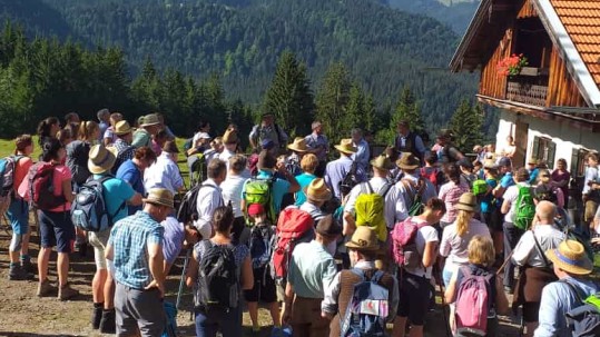 Bestes Bergwetter lockt zahlreiche Teilnehmer Wanderer vor Hütte