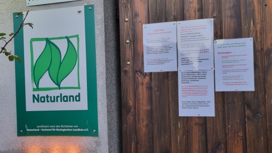 Mahnfeuer bei Naturlandbetrieb mit Infotafeln