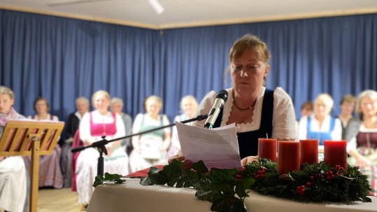 Brigitta Regauer eröffnet die Adventfeier