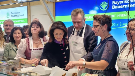 Am BBV Stand mit Ministerin Kaniber