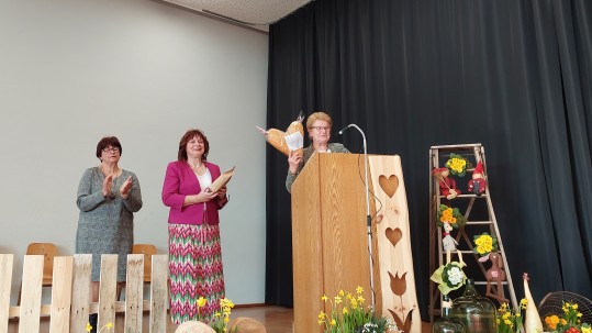 Landfrauentag Bad Kissingen 2023_4 Rita Jörg mit Herzkissen