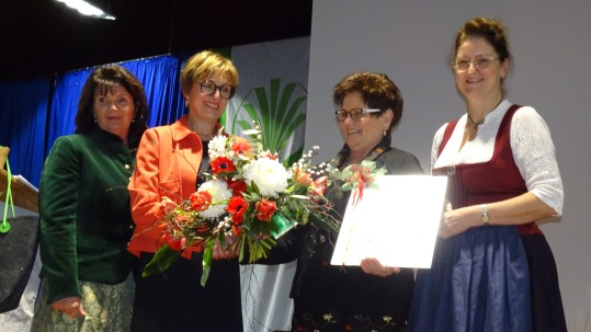 Übergabe Ehrenurkunde an Anneliese Göller Übergabe Ehrenurkunde an Anneliese Göller