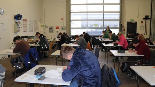 Prüfung Berufstheorie und Allgemeinwissen beim Berufswettbewerb Schriftliche Prüfung beim Berufswettbewerb