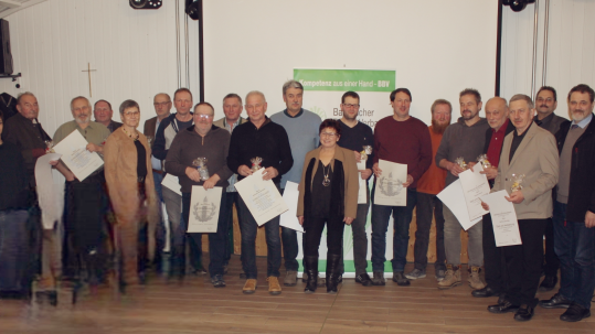 Gruppe wiedergewählter Ortsobmänner