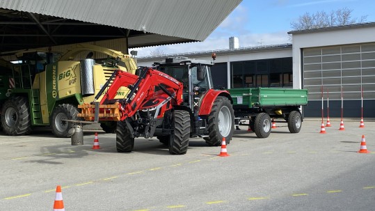 Mit dem Zweiachser musste ein Parcour abgefahren werden und eingeparkt werden Parcours