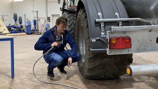 Bei praktischen Aufgaben stellten die Teilnehmer ihr Können unter Beweis Überprüfen des Reifendrucks