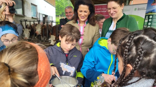 Gruppe von Kindern mit Ministerin Kaniber und Landesbäuerin Singer