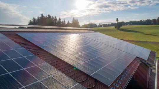 Dach mit Photovoltaik von oben