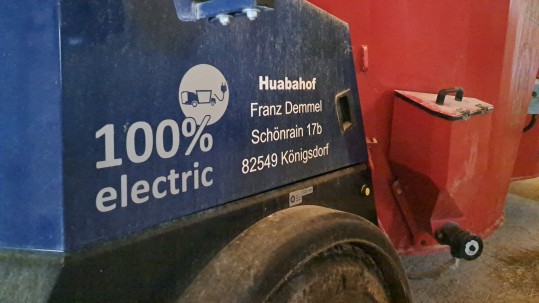 Landwirtschaftliches Fahrzeug Aufschrift 100 Prozent electric