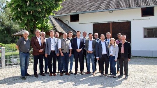 Gruppenbild auf dem Hof Sommerer