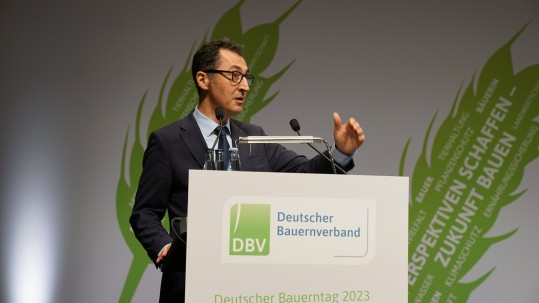 Bundeslandwirtschaftsminister Cem Özdemir auf dem Deutschen Bauerntag 2023