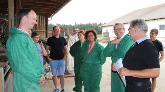 Kreisobmann Friedhelm Dickow  erläutert, was die Landwirte bewegt