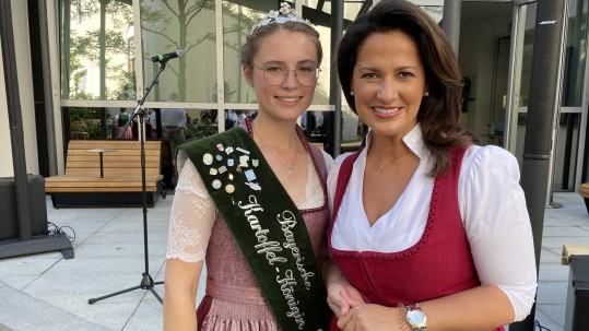 LAndwirtschaftsministerin mit Kartoffelkönigin