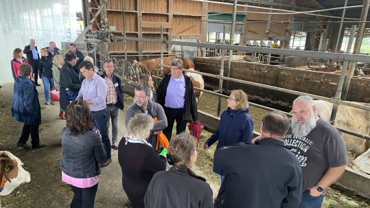 Diskussion im Stall auf dem Futtertisch der der Familie Grampp Im Stall wurde mit den Direktkandidaten weiterdiskutiert über die Sinnhaftigkeit und Notwendigkeit der zukünftigen Weidepflicht bei Biomilchviehbetrieben