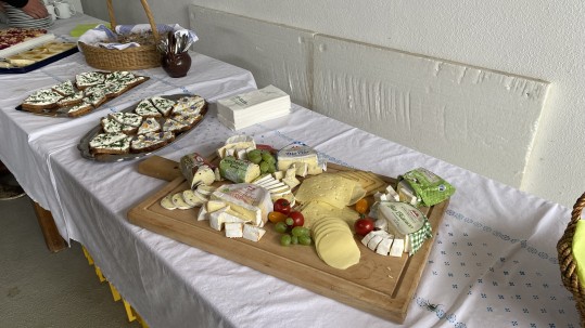 Der Imbiss mit selbstgebackenen Kuchen, Käse- und Milchprodukten