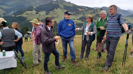 BBv-Präsident Günther Felßer zusammen mit bayerischen Politikern auf der Hauptalmbegehung 2023.