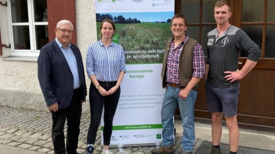 Gruppe von leuten vor einem Haus stehend