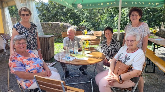 Foto mit (ehemaligen) Ortsbäuerinnen 75 Jahre Landfrauen-Jubiläum auf der Trimburg