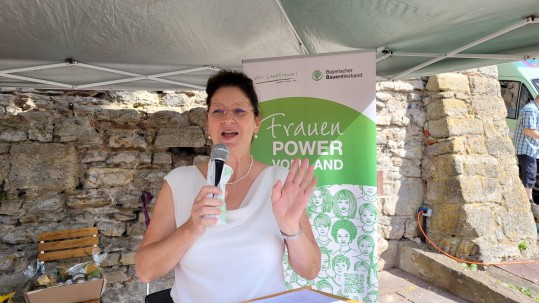 Landesbäuerin Singer bei ihrer Ansprache 75 Jahre Landfrauen-Jubiläum auf der Trimburg
