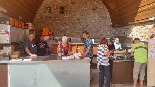 Getränkeausschank, 1. Schicht 75 Jahre Landfrauen-Jubiläum auf der Trimburg