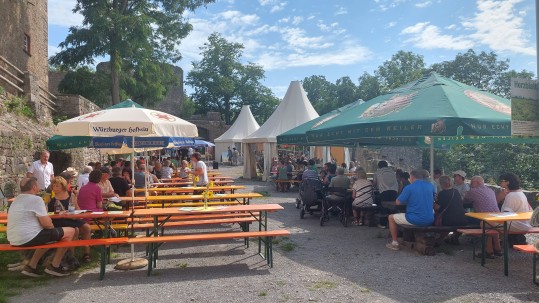 Blick ins Publikum 75 Jahre Landfrauen-Jubiläum auf der Trimburg